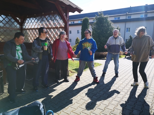 První jarní diskotéka na sluníčku
